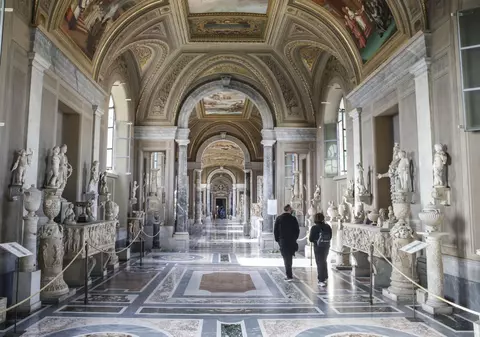 Două statuete antice de la Vatican, distruse de un turist nervos că nu a fost lăsat să-l vadă pe Papa Francisc