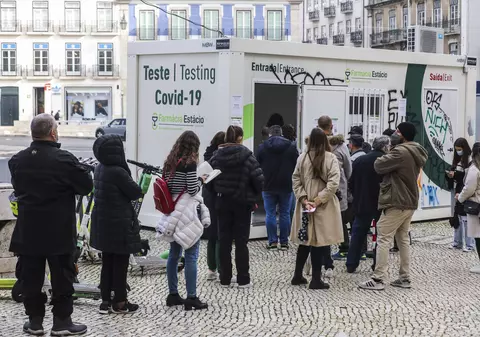 Numărul de cazuri de COVID-19 s-ar putea înmulți în Europa, pe fondul răspândirii unei noi subvariante Omicron, avertizează ECDC