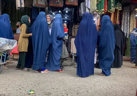 Amendă de până la 1.000 de euro pentru femeile care poartă burka în public, în Elveția