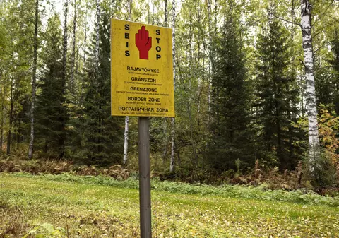 Finlanda vrea să ridice un gard la granița cu Rusia, pentru a împiedica trecerea migranților