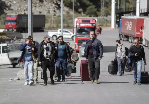 Kremlinul neagă faptul că 700.000 de ruși au părăsit țara după decretarea mobilizării militare, dar nu știe cifra exactă a celor care au fugit