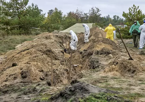 Aproape 150 de cadavre, descoperite într-o groapă comună din Lîman. „Civilii au fost îngropaţi într-un loc, iar apărătorii, separat”