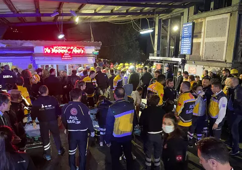 Explozie într-o mină de cărbuni din Turcia, vineri seară. Doi oameni au murit, alți 49 sunt blocați în subteran