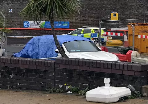 Centru de procesare a migranților din portul britanic Dover, atacat cu cocktailuri Molotov. Bărbatul care le-a aruncat s-a sinucis apoi