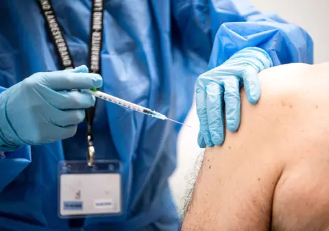 Moderna şi Merck vor dezvolta un vaccin cu ARN mesager împotriva cancerului de piele