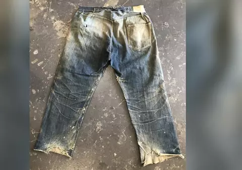 O pereche de blugi din 1880, găsită într-o mină, a fost vândută la licitație cu 87.400 de dolari