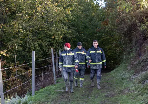 REPORTAJ. În Roșia Montană, pompierii scot apă din Tăul Mare, dar de secat, a secat încrederea oamenilor. Viceprimar: „N-avem un plan concret”