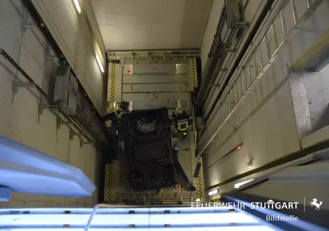 Mașină căzută pe plafon, 10 metri, în casa liftului, în Germania. Șoferița a scăpat miraculos