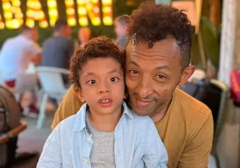 Kamara nu își înscrie fiul la școală încă. Cine se ocupă de educația lui Leon, care are 8 ani: „E un copil foarte inteligent, știe multe lucruri”