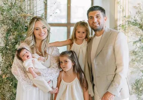 Laura Cosoi își alăptează fetița la teatru, înainte de a urca pe scenă: „Mă așteaptă soțul meu sau mama mea cu ea, în brațe, în culise”