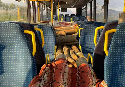 Autobuz plin cu lemne în loc de călători, în Baia Mare. Șoferul nu avea documente pentru încărcătură
