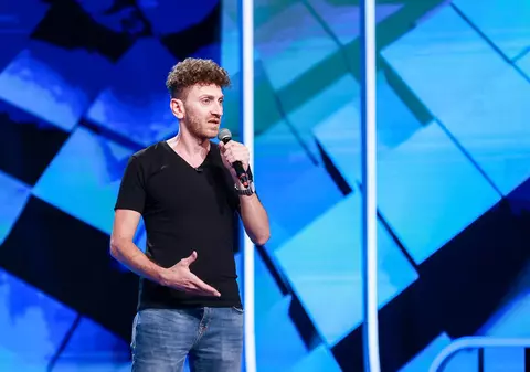 Cine este Mahmoud Chaher, sirianul de la „iUmor” sezonul 13. Concurentul s-a calificat direct în finală