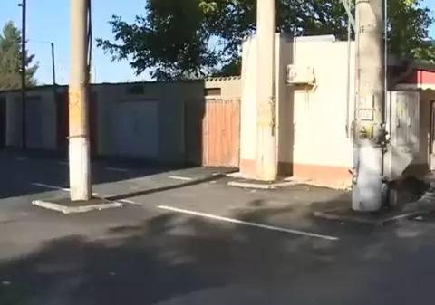 Doi stâlpi au fost lăsați pe mijlocul unei străzi din Făurei, nou asfaltată. Ce spune primarul