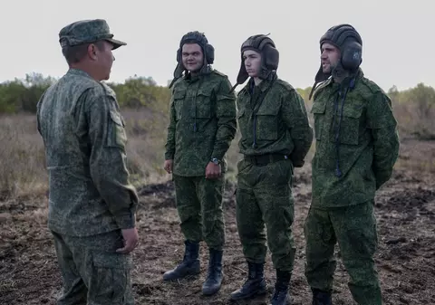 „Sicriele de zinc au început să vină”. Rușii proaspăt mobilizați, slab instruiți și echipați mor deja pe frontul din Ucraina