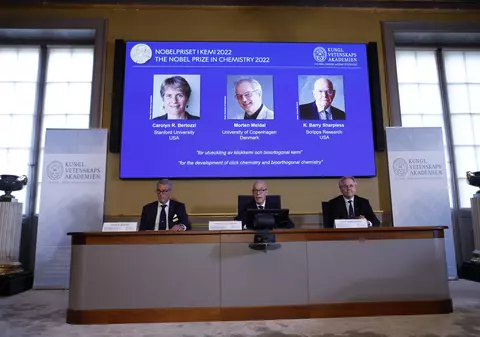 Premiul Nobel pentru chimie 2022. Carolyn R. Bertozzi, Morten Meldal şi K. Barry Sharpless, recompensați pentru „dezvoltarea chimiei clic”