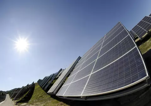 Petrom și Complexul Energetic Oltenia investesc 400 de milioane de euro în construcția a patru parcuri fotovoltaice