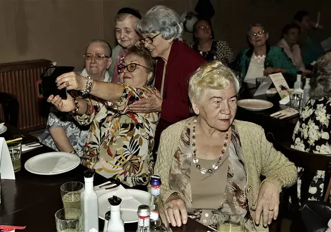 REPORTAJ Petrecere la restaurant pentru o sută de vârstnici din București care locuiesc singuri. „Ne simțim și noi tineri”