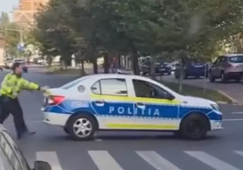 Doi poliţişti, filmați când împing maşina de serviciu: „Tot întreba lumea de ce avem nevoie de autoturisme noi”