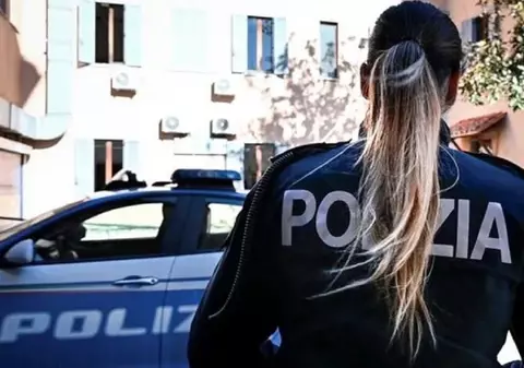Un șofer de TIR care dormea în cabină, trezit de o polițistă care tocmai fusese violată, în portul Napoli: „Avea un pistol în mână”