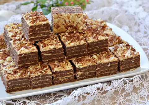 Prăjitură cu foi de napolitană