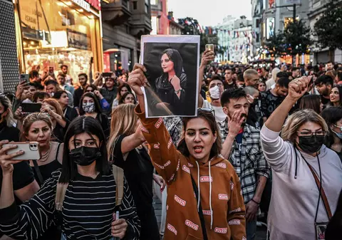 Autoritățile iraniene au recurs la violuri și tortură pentru a-i pedepsi pe cei arestați în urma protestelor din 2022, anunță Amnesty International