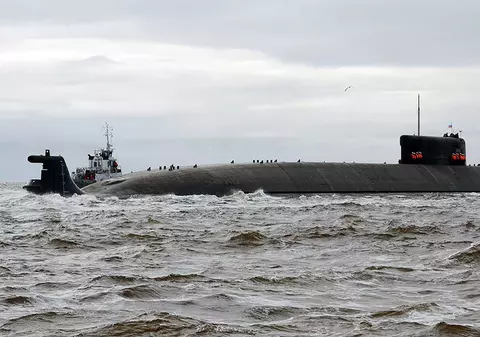 Vladimir Putin mută „arma apocalipsei”. NATO avertizează că un submarin cu echipament nuclear și-a părăsit baza