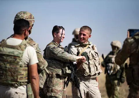 Un „rar moment" de simpatie între trupele ruse și americane din Siria: cum au fost surprinși soldații celor două țări pe un câmp petrolier