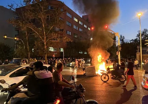 „Moarte dictatorului!”. Protestele radicale din Iran se extind și amenință regimul, în ciuda represiunii care a ucis aproape 200 de oameni