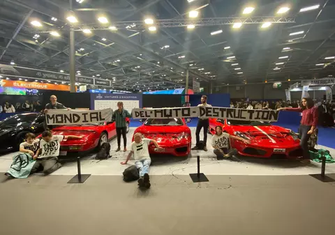Protest la Salonul Auto de la Paris: activiștii de mediu și-au lipit mâinile de mai multe mașini Ferrari - VIDEO