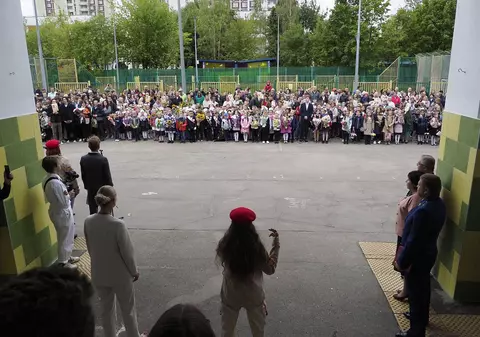Fetiță de clasa a V-a, reținută în timpul orelor, la Moscova. Directorul școlii a turnat-o că are poză cu culorile Ucrainei la profil