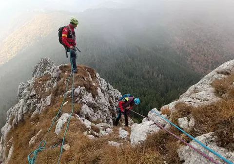 Turistul căutat de salvamontiștii din Hunedoara după ce a căzut 100 de metri, găsit mort