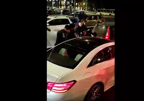 Momentul în care un șofer demarează în trombă de lângă Poliție și patru jandarmi care nu reușesc să-l scoată din mașină în centrului Bucureștiului: „Dă-te, mă jos!
