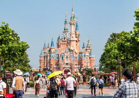 Parcul tematic Disney din Shanghai, închis din cauza COVID. Vizitatorii au rămas în interior