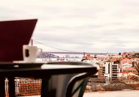 „Portugalia este următoarea Californie”. Angajații care lucrează la distanță pot aplica pentru noile vize destinate „nomazilor digitali”