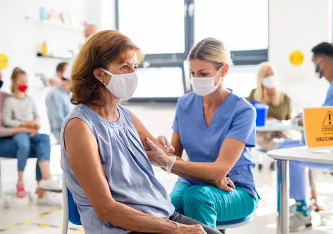 Vaccinarea împotriva COVID-19 ar putea deveni anuală, precum cea împotriva gripei. Cum funcționează imunizarea prin spray nazal  