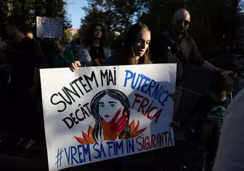 „Sute de femei sunt moarte, asta nu este dreptate”. Marșul prin care femeile cer să se simtă în siguranță în România: acasă, la muncă, pe stradă   