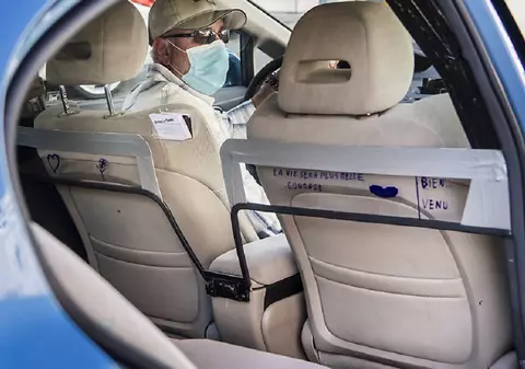 Șofer român de ride sharing, coșmarul clientelor, după ce le convingea să bea dintr-o sticlă în care le spunea că e apă. Poliția franceză l-a arestat