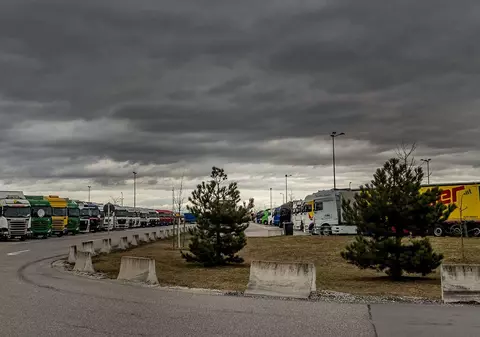 Șofer român de TIR în pericol de moarte, înjunghiat de un coleg, tot român, într-o parcare din Germania. Amândoi lucrau la aceeași firmă