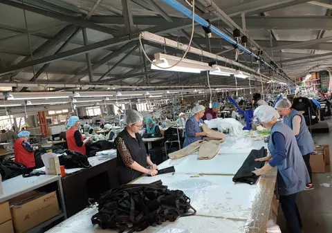 Cât se câștigă lunar în confecții și servicii externalizate, domeniile unde există mari fluctuații de personal