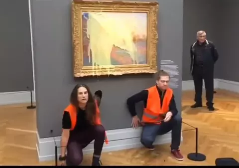 Activiştii de mediu au vandalizat un tablou al lui Monet în Germania. Au aruncat cu piure de cartofi pe pictură