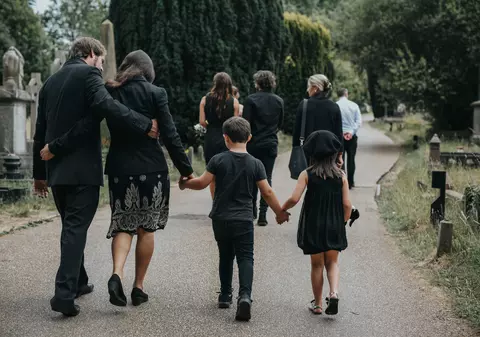 Tradiții și obiceiuri de înmormântare la români și în alte țări