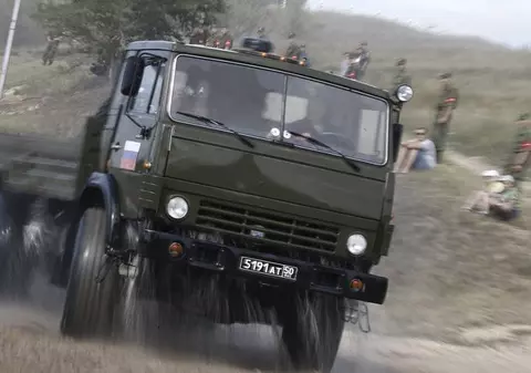 Doi recruți au murit și 11 au fost răniți, după ce un camion Kamaz condus de un soldat rus a dat peste ei