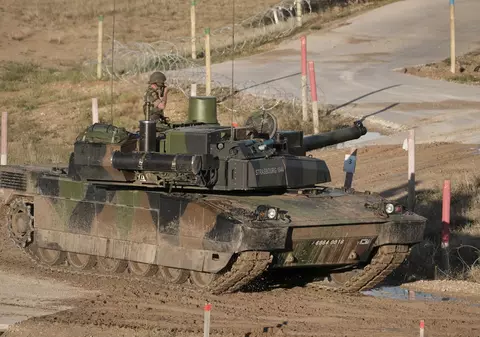 Primele două convoaie de vehicule blindate franceze au plecat spre România