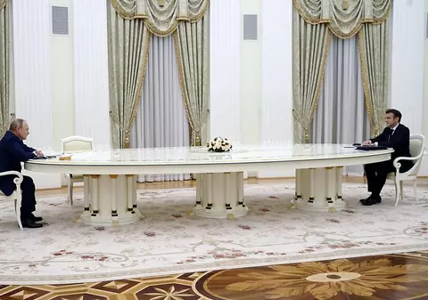 Emmanuel Macron îi cere lui Vladimir Putin să returneze teritoriile anexate și să se întoarcă la masa negocierilor