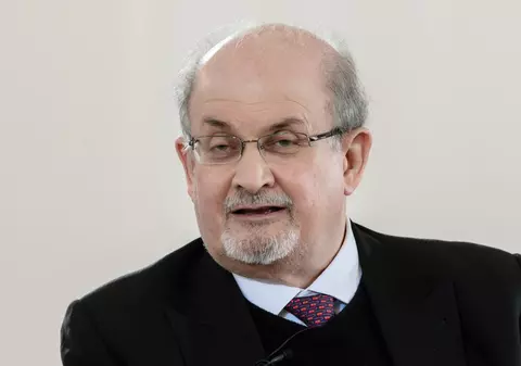 Care este starea lui Salman Rushdie la mai bine de două luni de când a fost înjunghiat pe o scenă, în New York