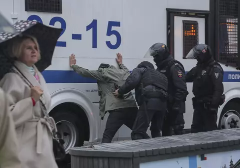 Un rus din Moscova a fost arestat pentru că a ascultat muzică ucraineană în mașină. Ce pedeapsă a primit