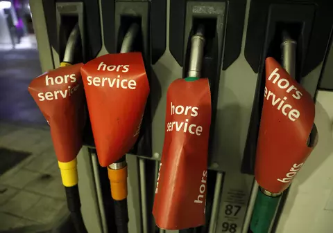 Franța dă asigurări că nu va raționaliza benzina pentru șoferi ca răspuns la problemele de aprovizionare cauzate de greve