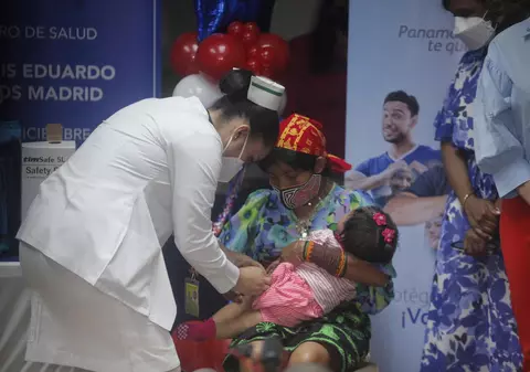 Agenţia Europeană pentru Medicamente a aprobat folosirea încă de la vârsta de 6 luni a vaccinurilor anti-COVID de la Pfizer şi Moderna