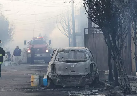 Un incendiu masiv a cuprins calea ferată și mai multe locuințe dintr-un oraș din centrul Mexicului