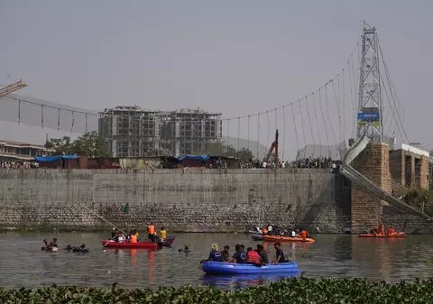 Momentul prăbușirii podului din India, pe care se aflau sute de oameni, surprins de camere. Nouă persoane, arestate în anchetă